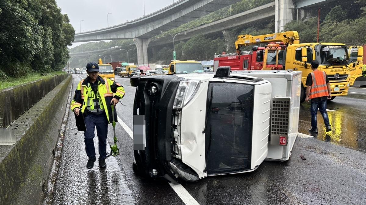 車禍現場一輛小貨車被波及翻車。（圖／翻攝畫面）