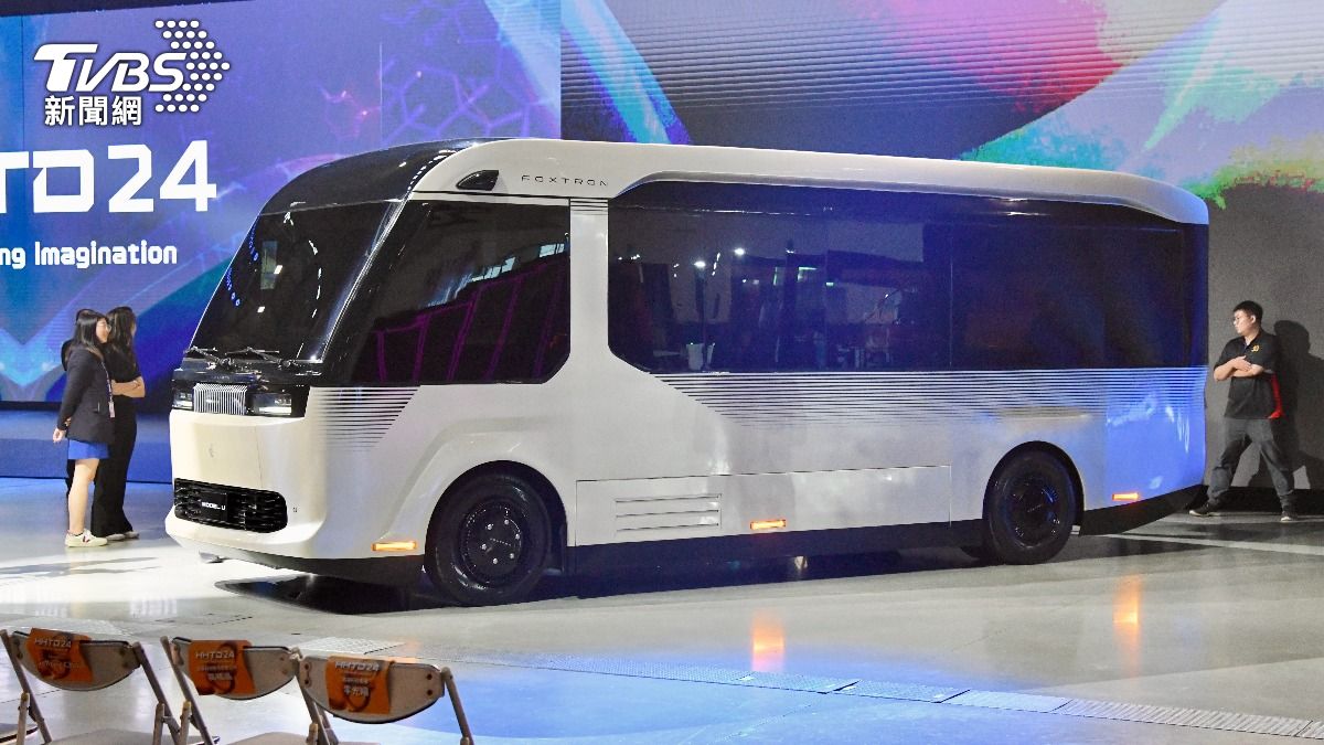 全新中型電動巴士「MODEL U」。(圖/胡瑞麒攝)