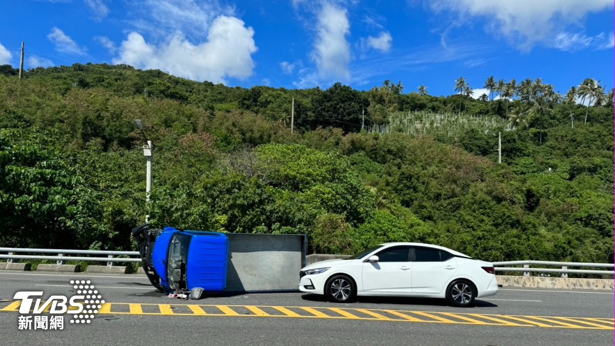 又是這路段!台東台9線貨車翻覆1死1傷 乘客撞破擋風玻璃