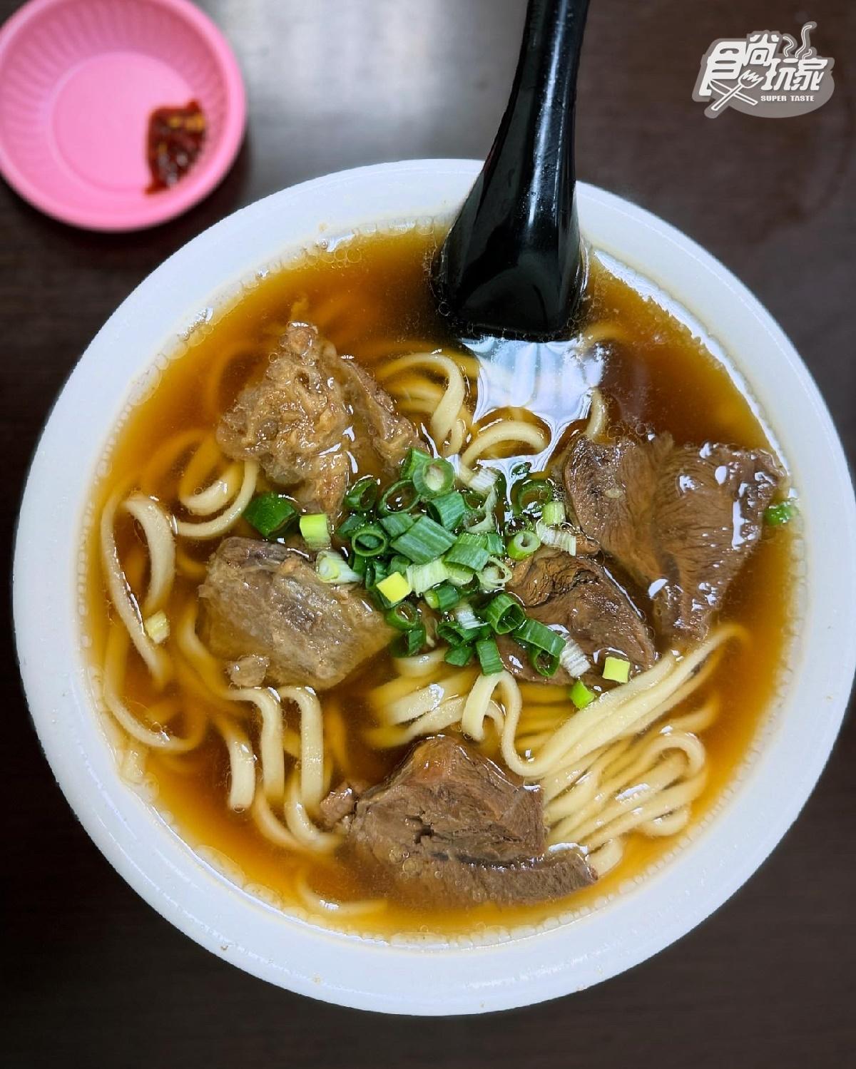 飯店附近的港園牛肉麵,一碗飄香60年,幾乎每天都大排長龍。(圖/食尚玩家提供)