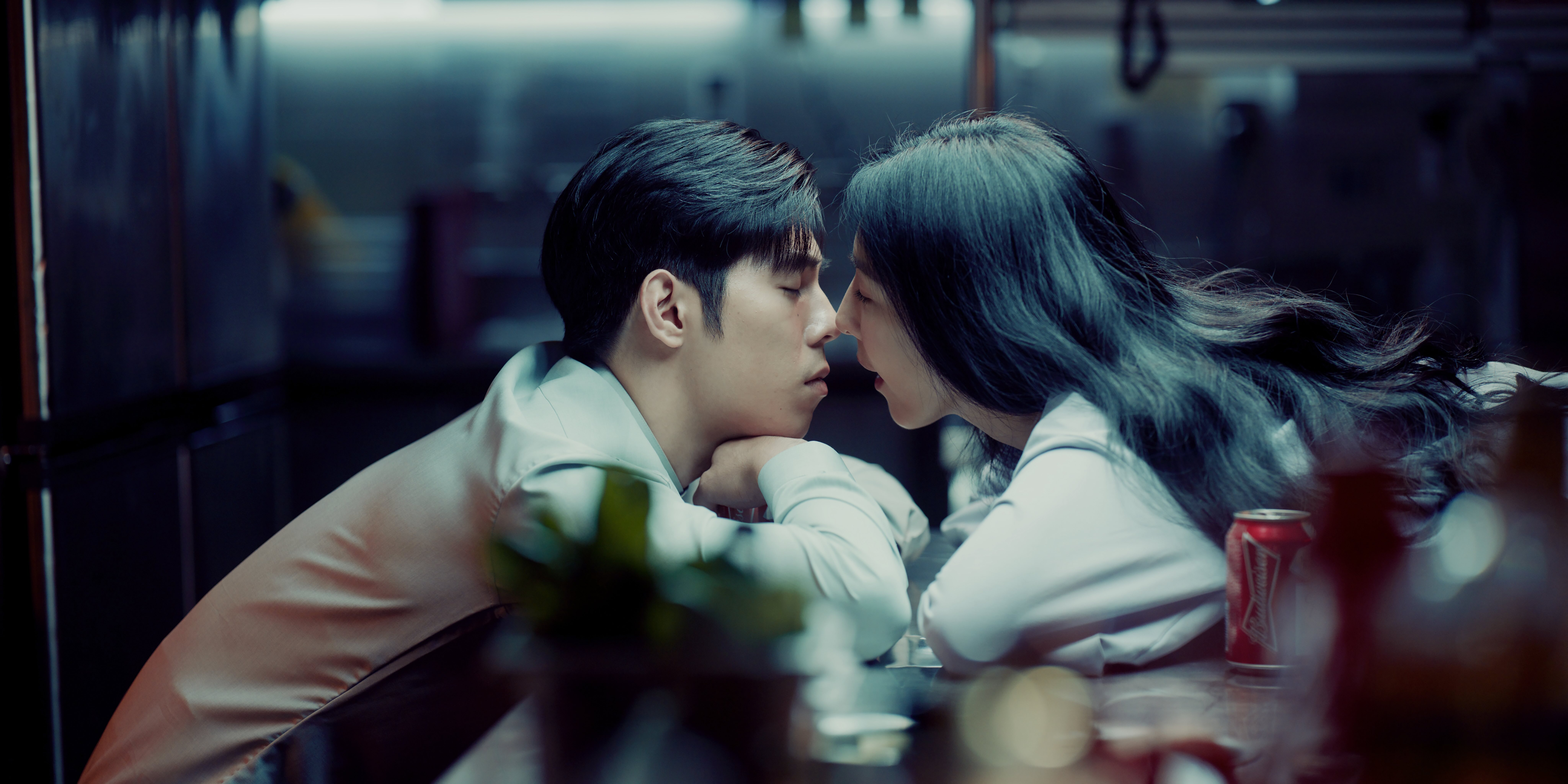 楊謹華(右)與年下男詹懷雲組合充滿粉紅泡泡。(圖/Netflix提供)
