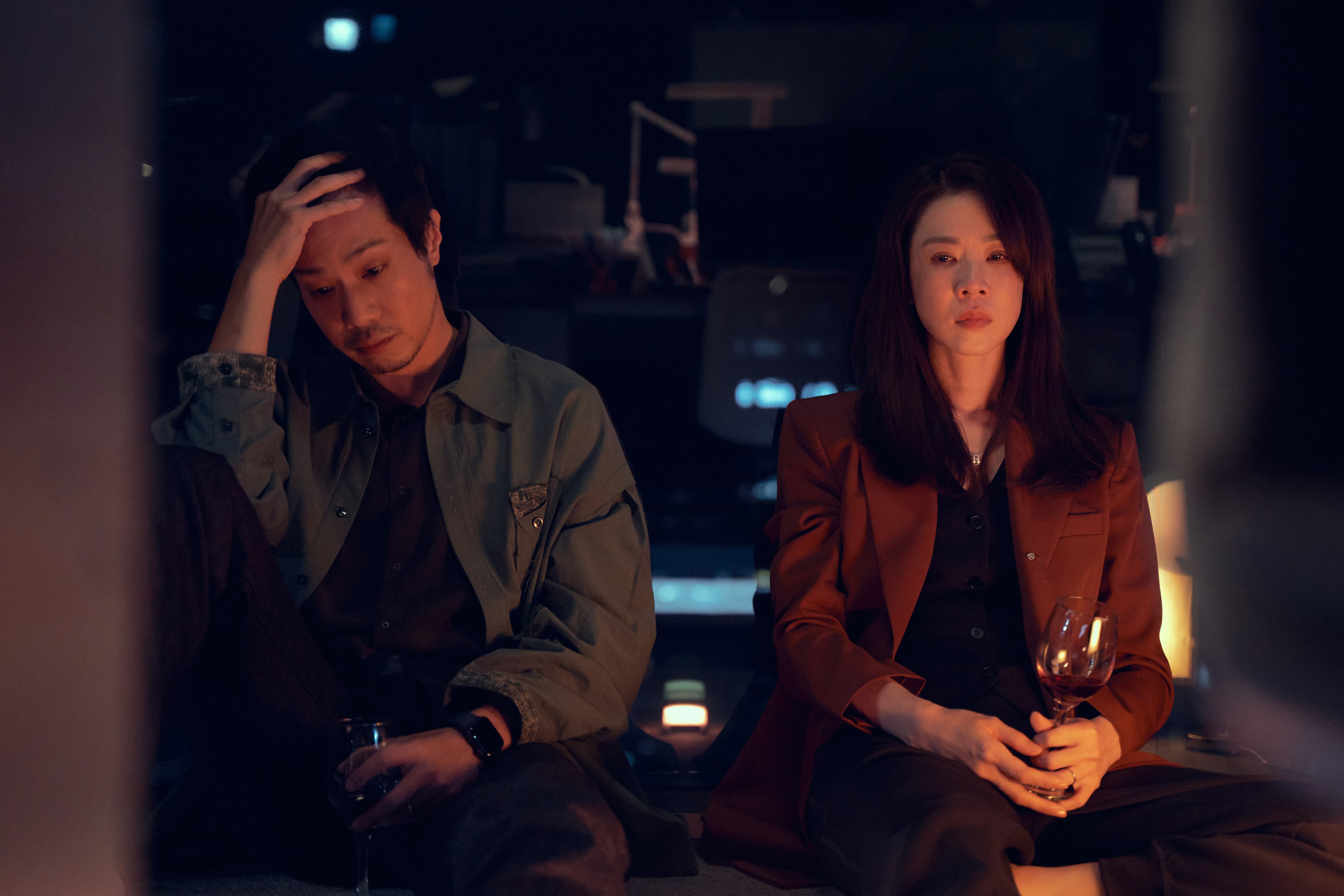 劇中謝盈萱(右)為了幫助導演老公薛仕凌的事業而退居幕後。(圖/Netflix提供)
