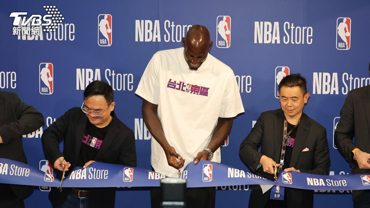 NBA傳奇球星「狼王」賈奈特來台，為NBA Store剪綵。（圖／潘建樺攝）