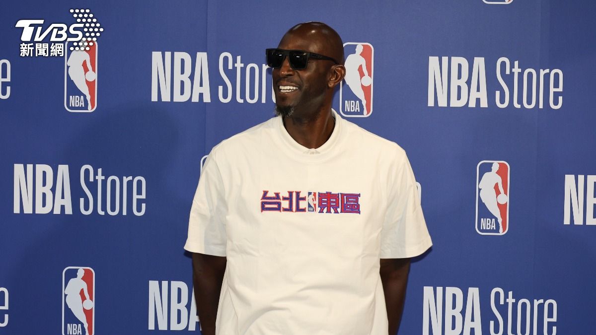 NBA傳奇球星「狼王」賈奈特來台，和現場粉絲打招呼。（圖／潘建樺攝）