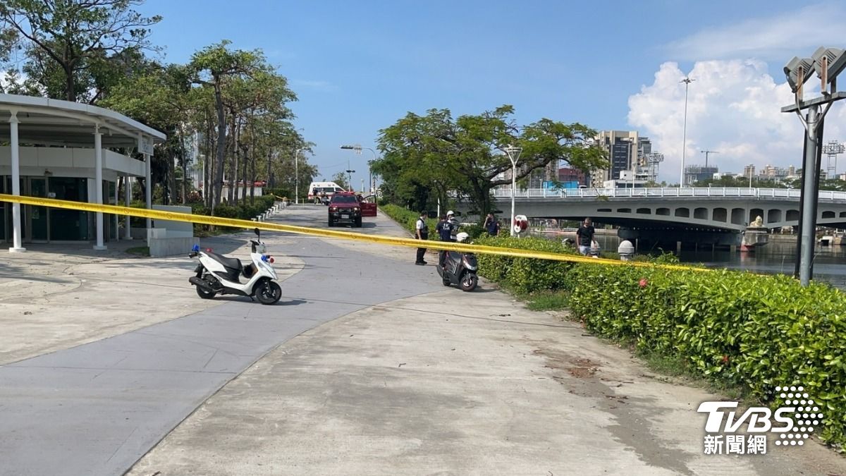 婦人救上岸時已明顯死亡。（圖／TVBS）