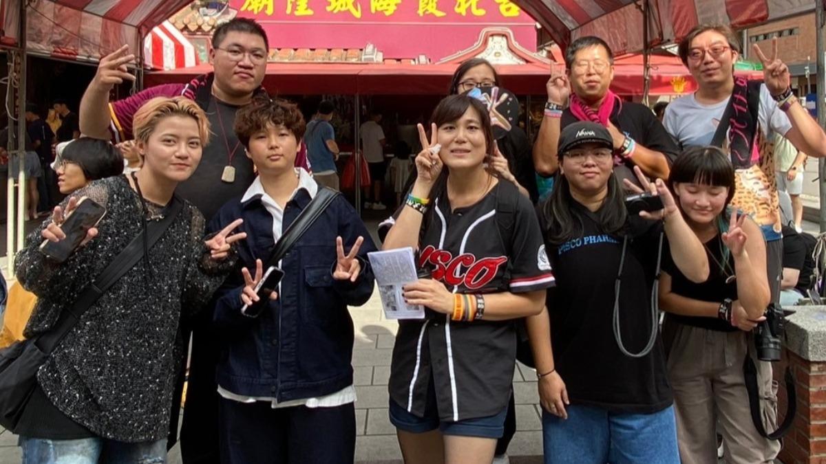 P!SCO吉他手Rachel(中)也受邀擔任彩虹觀光巴士Tour導覽員。(圖/新視紀整合行銷提供)