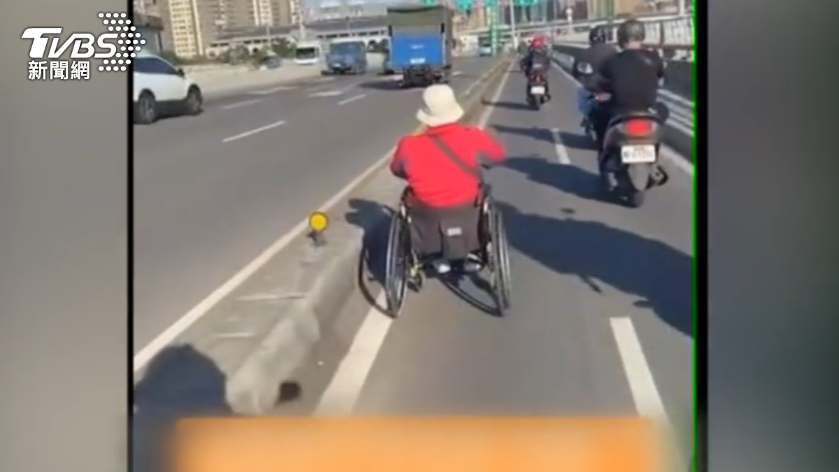 怎麼在這!「電動輪椅」駛上機車道 騎士驚魂