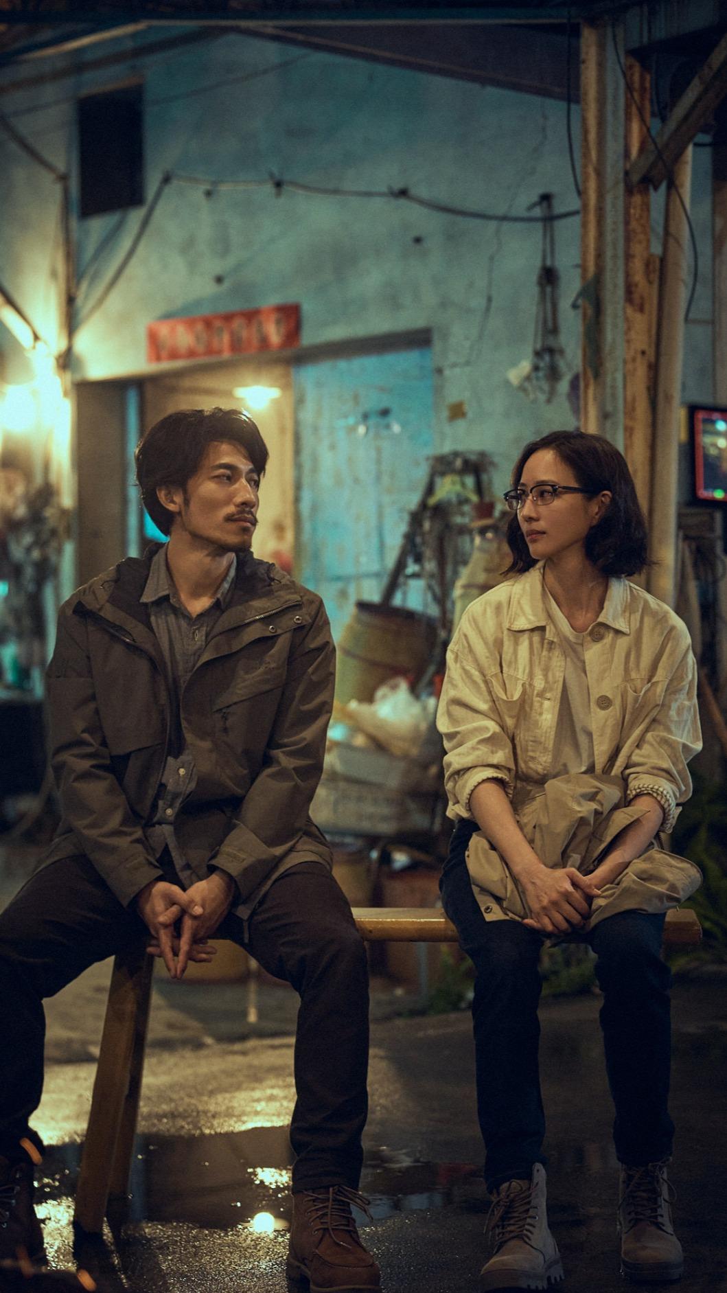 張鈞甯(右)與連炳發在迷惘之中,兩個孤獨的靈魂就此交會。(圖/公視、中華電信、瀚草文創提供)