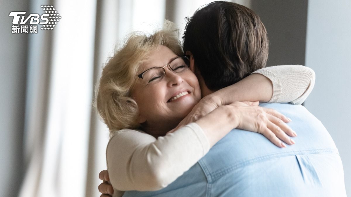 80歲老奶奶「想要活著的感覺」！纏綿人夫竟上癮：見面就想要