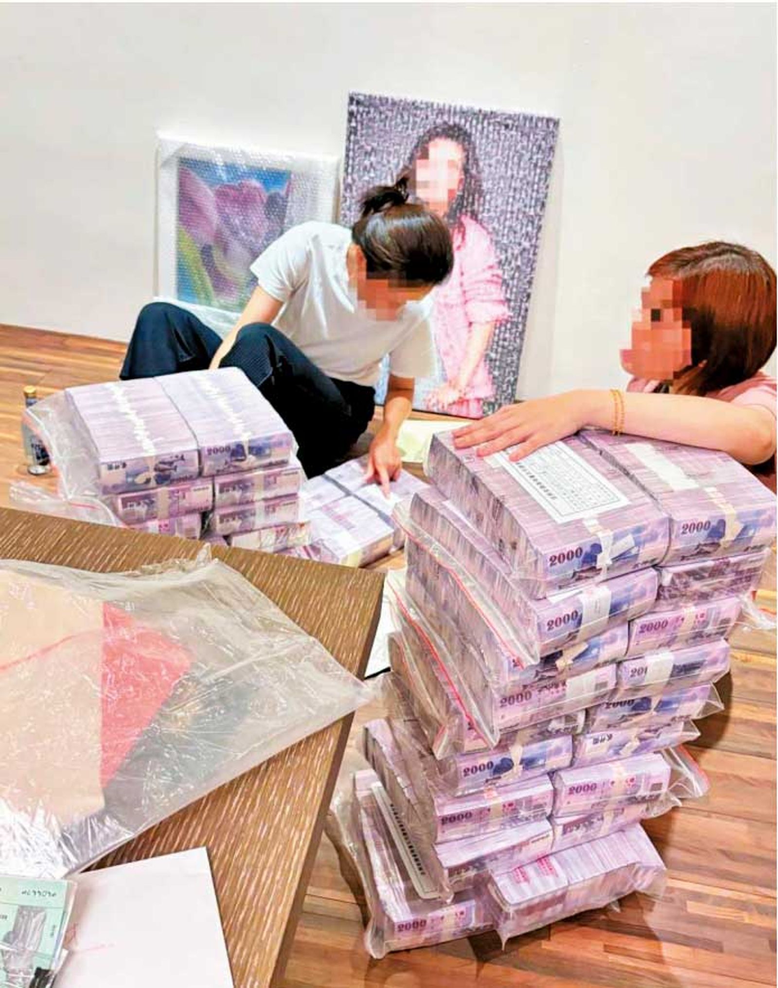 檢調在業者辦公室及住家進行搜索時,在鄧姓總經理家中發現約2億元的現金。(圖/新竹地檢署提供)