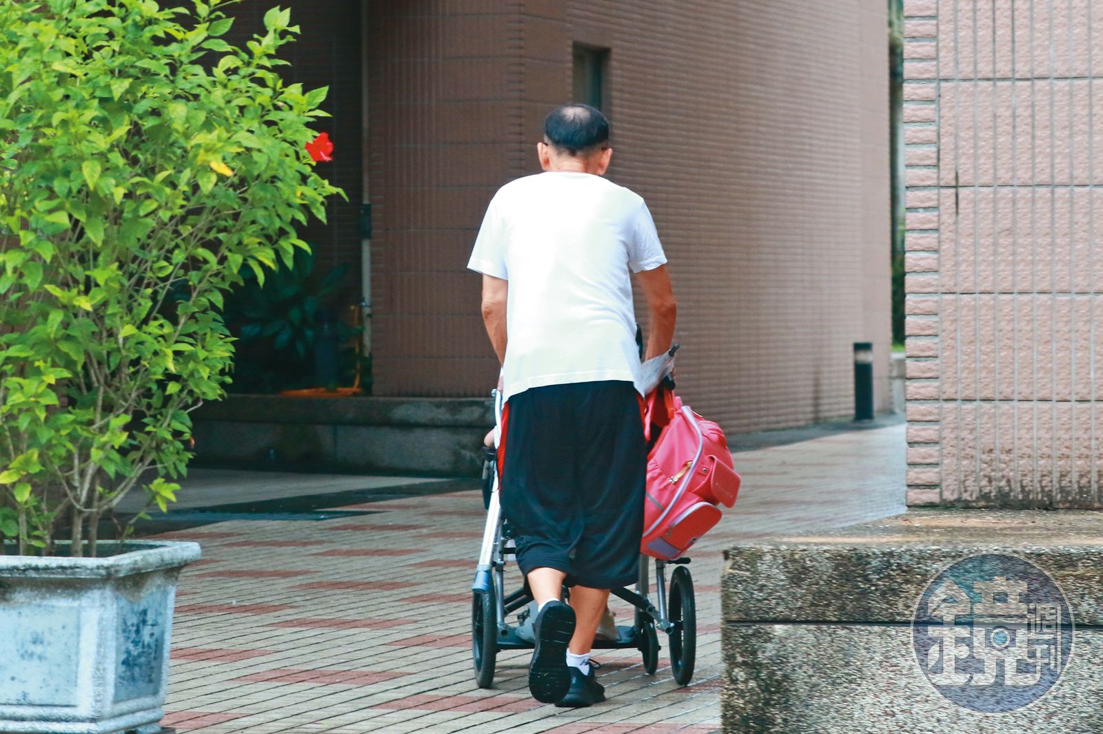 4日12：03爸爸不時會出現在楊千霈的社群網站上，也被本刊直擊當外公當得稱職。（圖／鏡週刊）