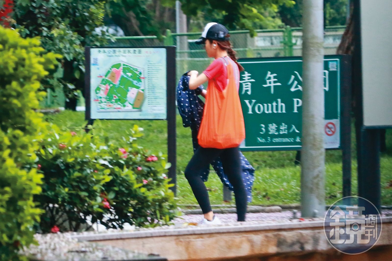 4日12：27看完診後，楊千霈又往公園的方向走去運動。（圖／鏡週刊）