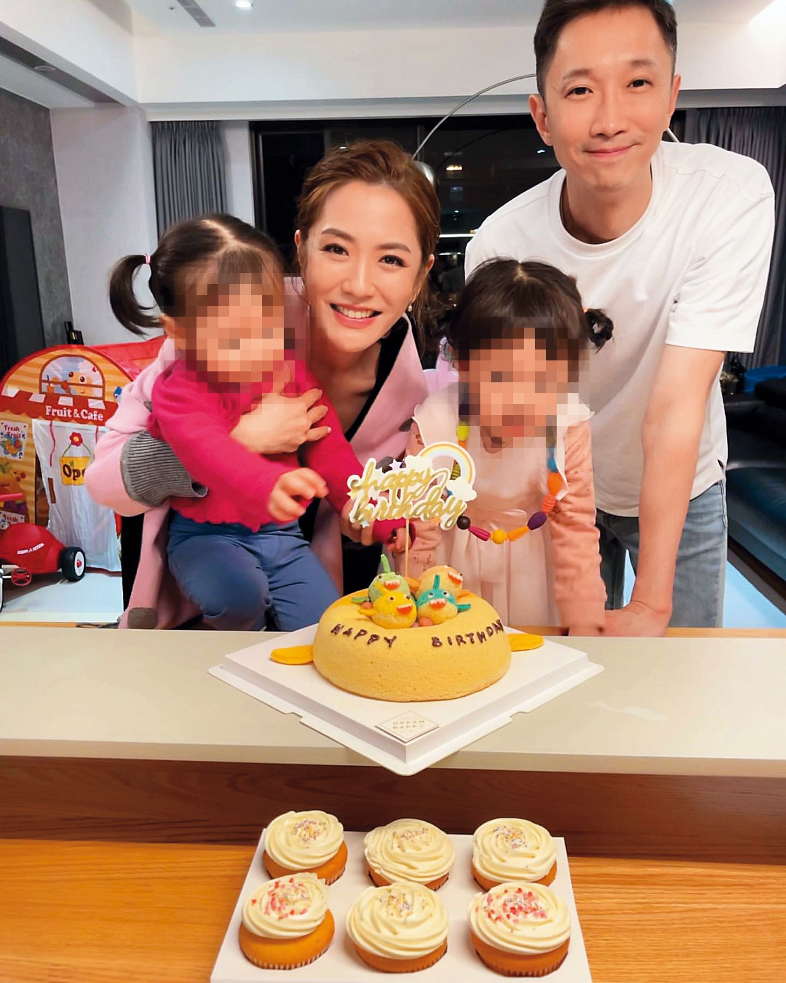 之前楊千霈（左二）會在社群曬天倫，比如有過與老公（右一）、兩個女兒一起慶生的畫面；最近老公卻沒有出現過。（圖／翻攝自楊千霈IG）