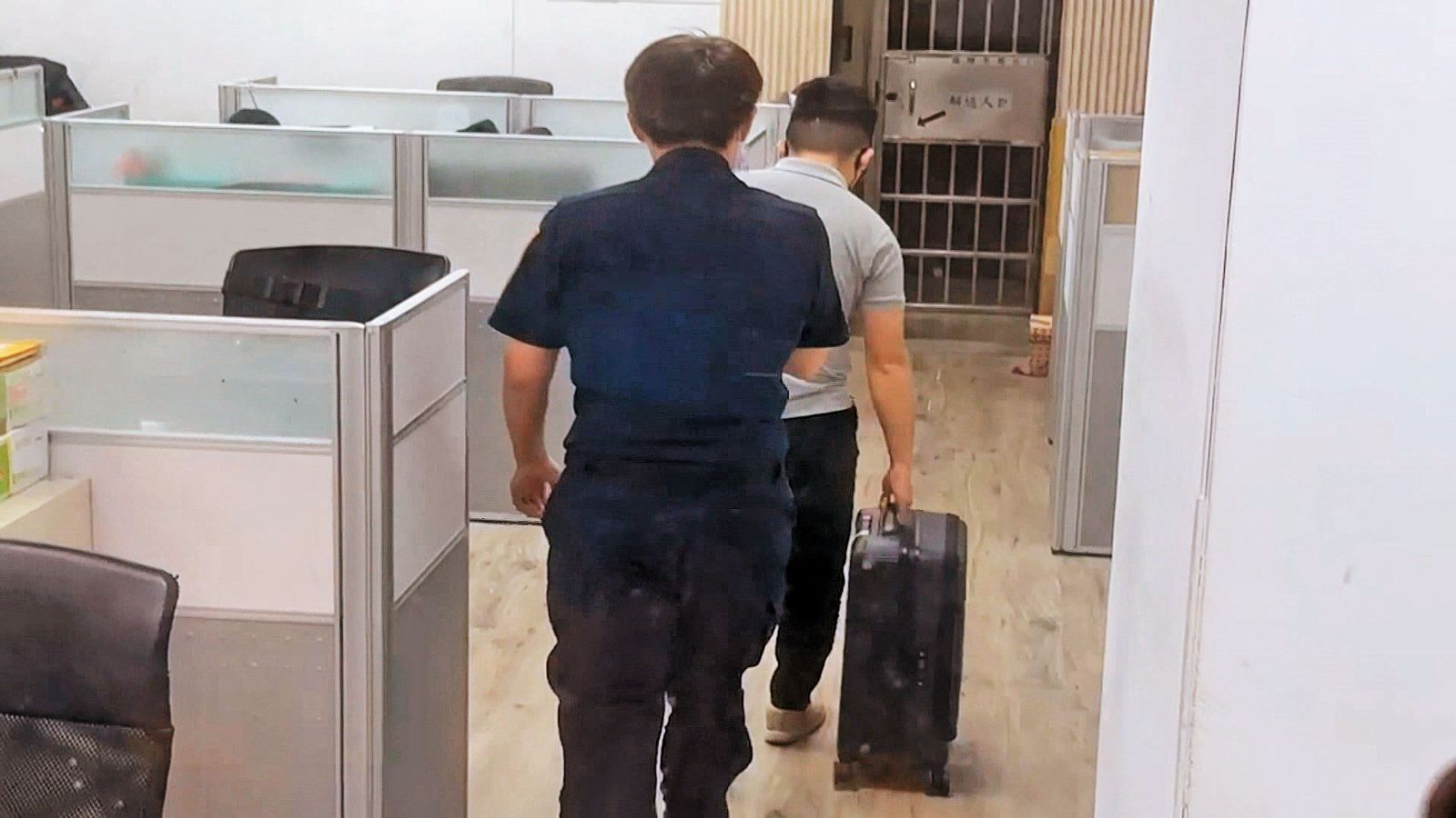 檢調人員查扣黃紹庭私人行李箱,因他已有逃亡及勾串之虞,訊後遭聲押禁見獲准。(圖/鏡新聞提供)