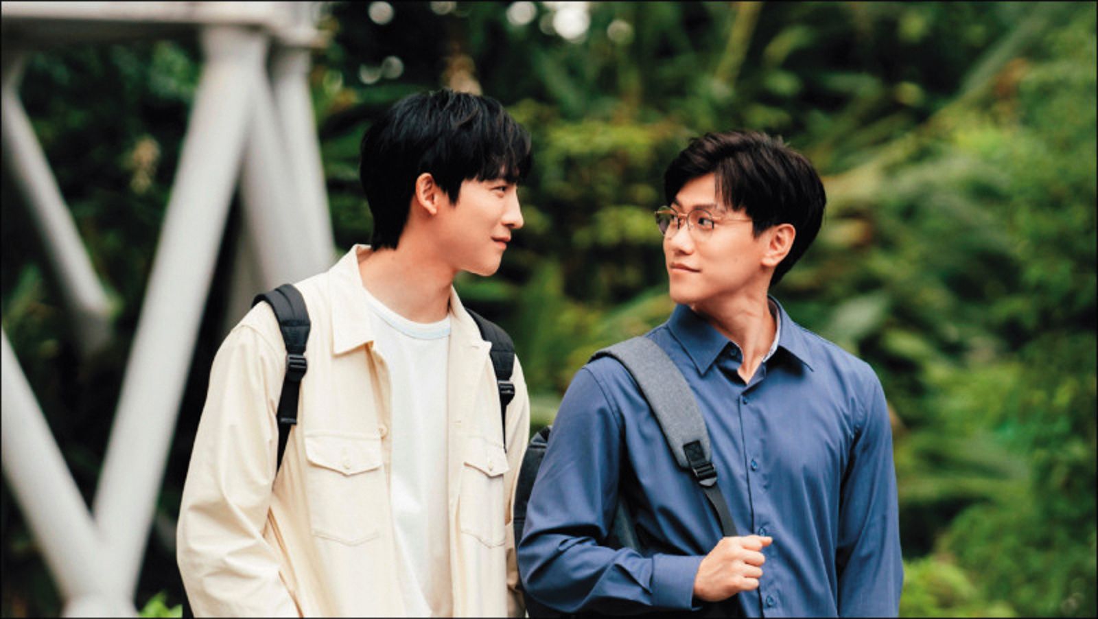 毛弟邱宇辰(右)、黃宏軒(左)在《關於未知的我們》中飾演無血緣的兄弟,在朝夕相處間萌生情愫。(圖/鏡週刊)
