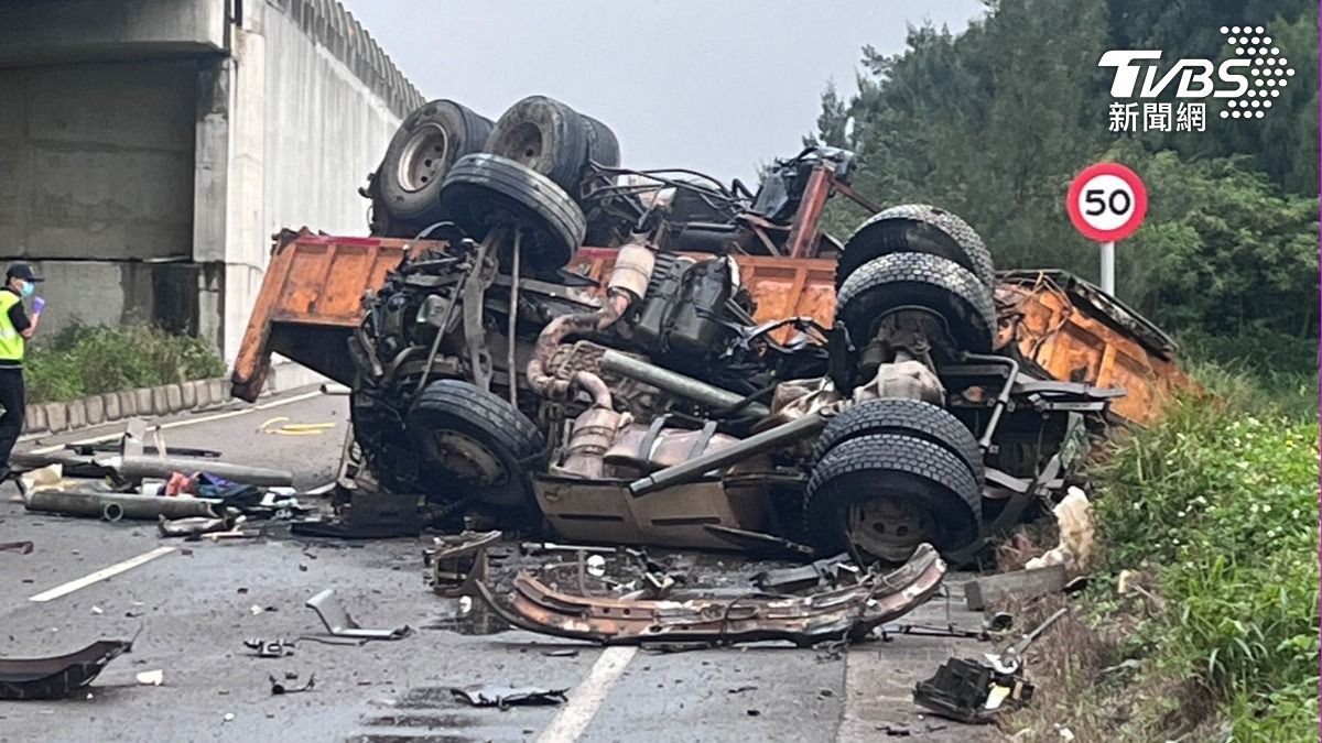 快訊/疑擦撞警車!砂石車衝破台61高架墜落 駕駛送醫不治