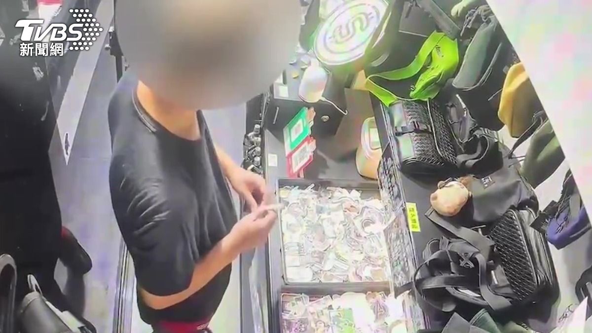 嫌犯拿出預藏的竹筷準備犯案。（圖／TVBS）