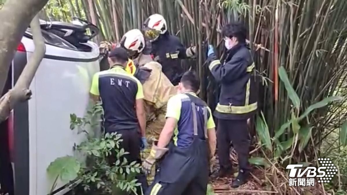 快訊/台62中崙隧道車輛翻覆!駕駛困車內 全身傷被救出送醫