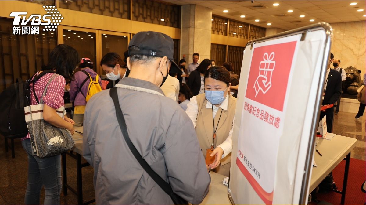 新光金控股東贈品為全家超商禮品卡。(圖/潘建樺攝)