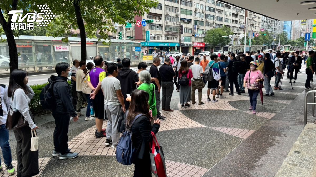 新光金控今(9)日舉行股東臨時會,一大早就有股東來排隊進場。(圖/謝佩穎攝)