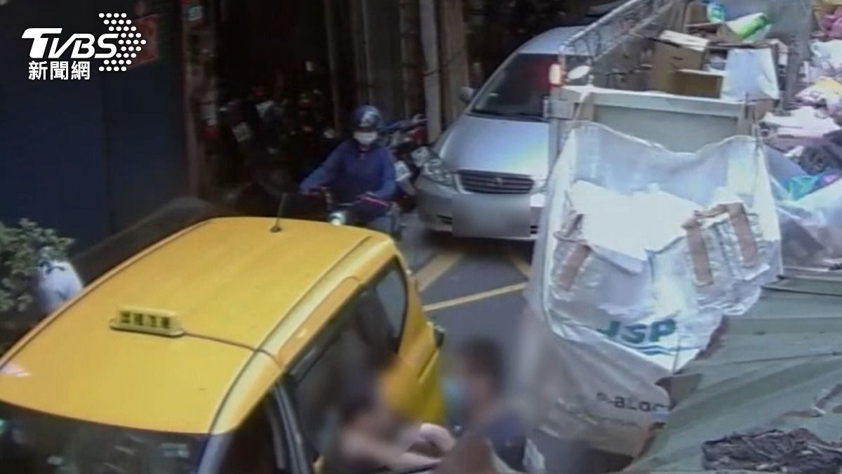 計程車司機與住戶大打出手。(圖/TVBS)