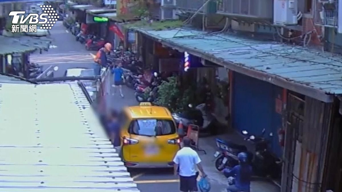 計程車為了等待垃圾車,停在後方等待,卻遭住戶質疑刻意擋道。(圖/TVBS)