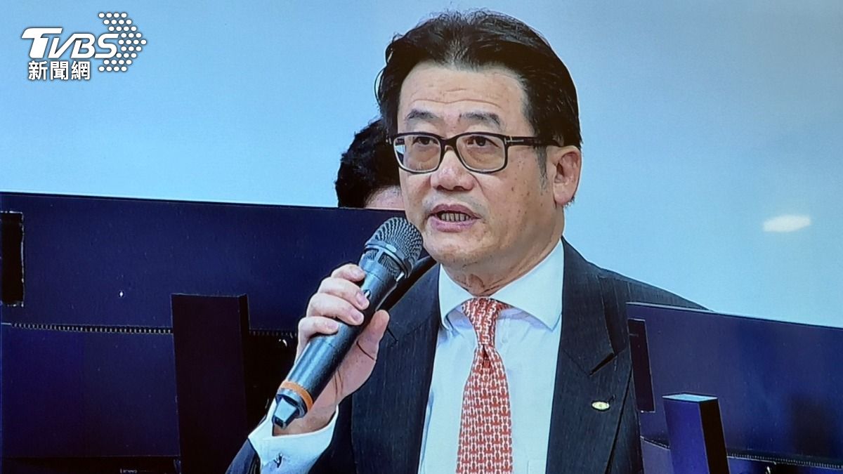 新光金控總經理陳恩光回應股東質疑。(圖/謝佩穎攝)