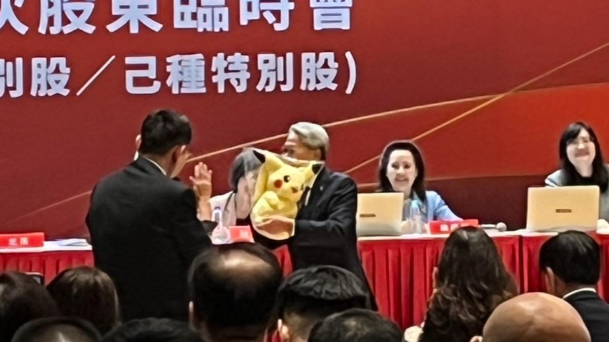 台新金近93%通過新新併 股東拿皮卡丘送吳東亮