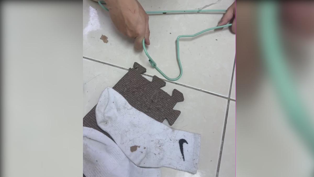 現場搜出多件沾有血跡的物品。(圖/新竹縣議員朱健銘提供)