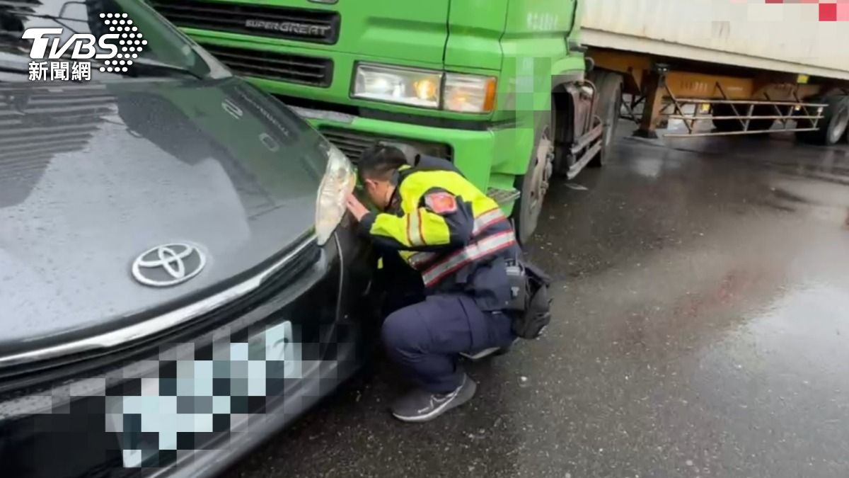 快訊/基隆小客車突切外車道肇事 聯結車駕駛氣炸:我好倒楣