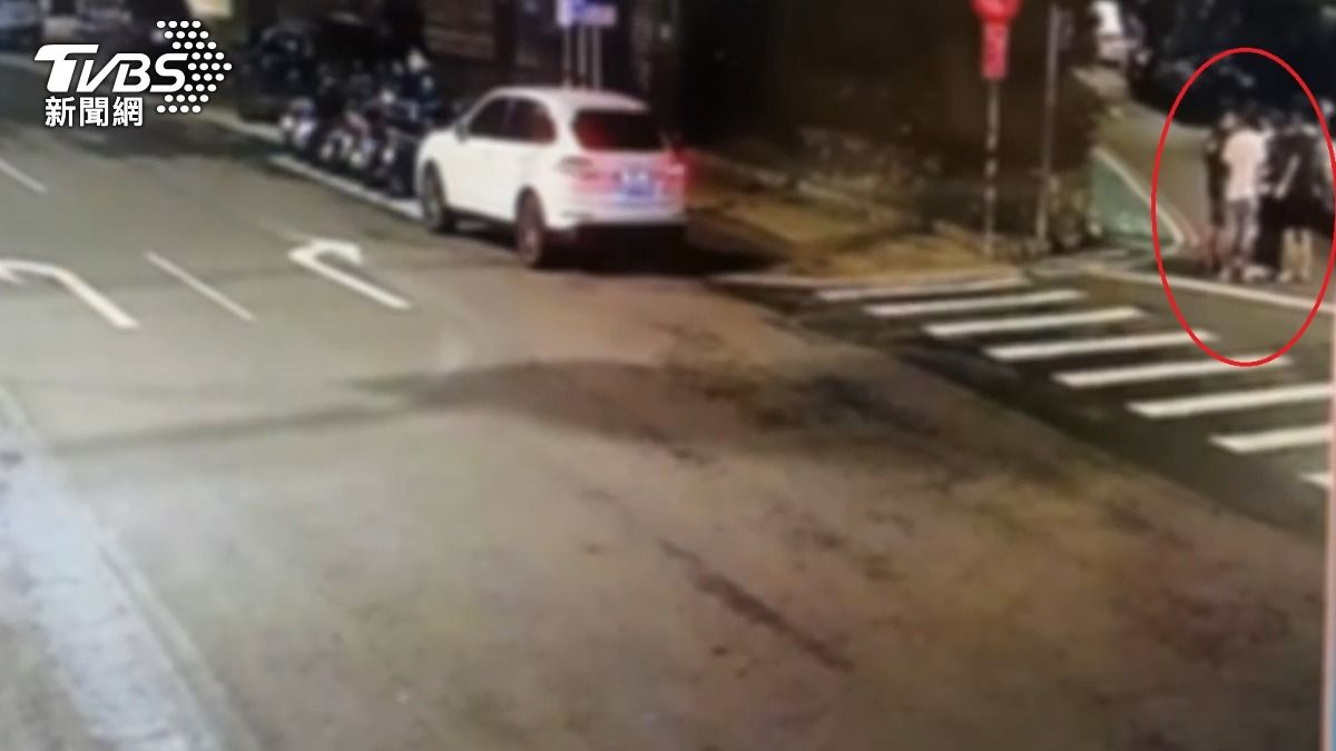 別在我家前停車!屋主持槍刀、他拿雨傘火爆對峙 下場全進警局