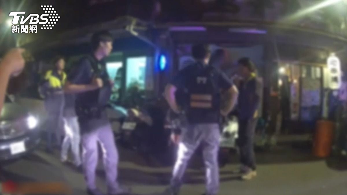 雙方為了停車糾紛,分別持槍刀、雨傘互嗆,驚動快打部隊到場。(圖/TVBS)