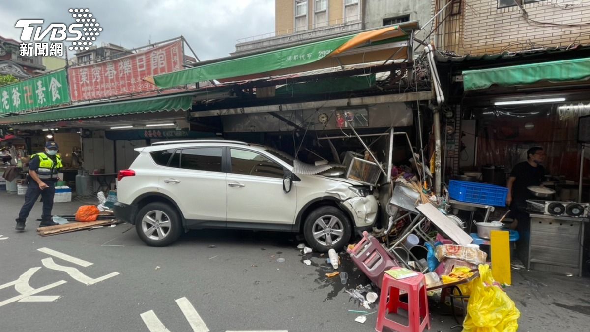 快訊/北市休旅車衝進迪化街杏仁茶攤 老闆娘受傷送醫