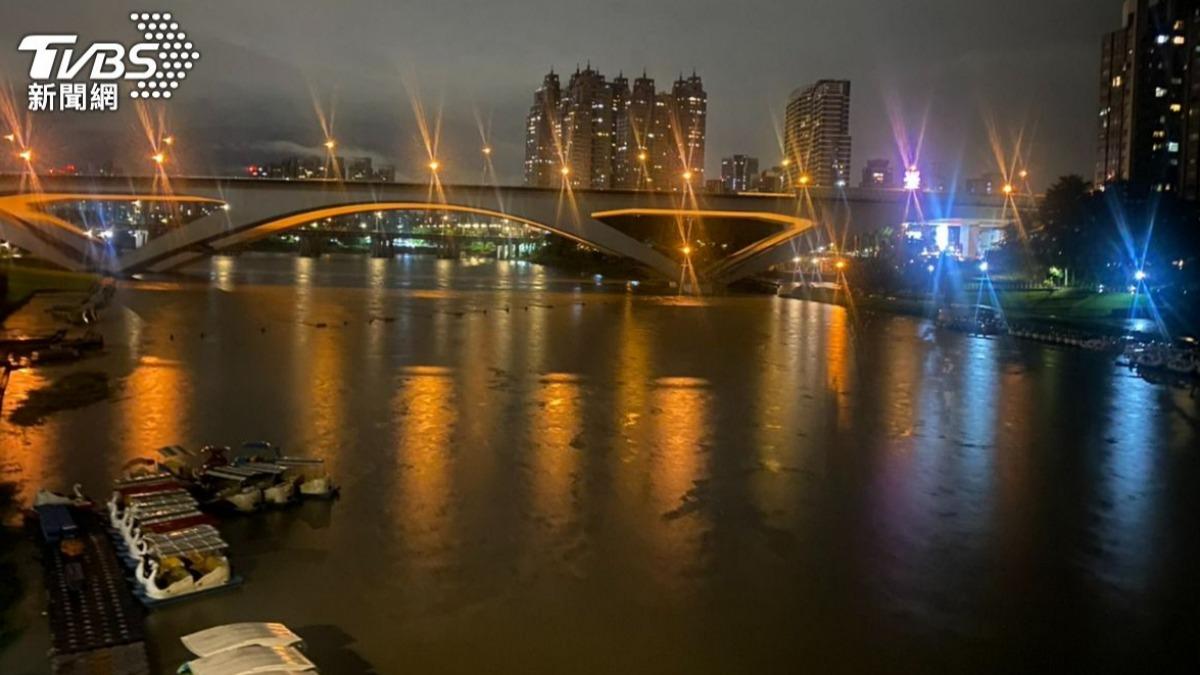 碧潭又傳落水!新北男失聯1夜疑墜橋 大批警消搜救中