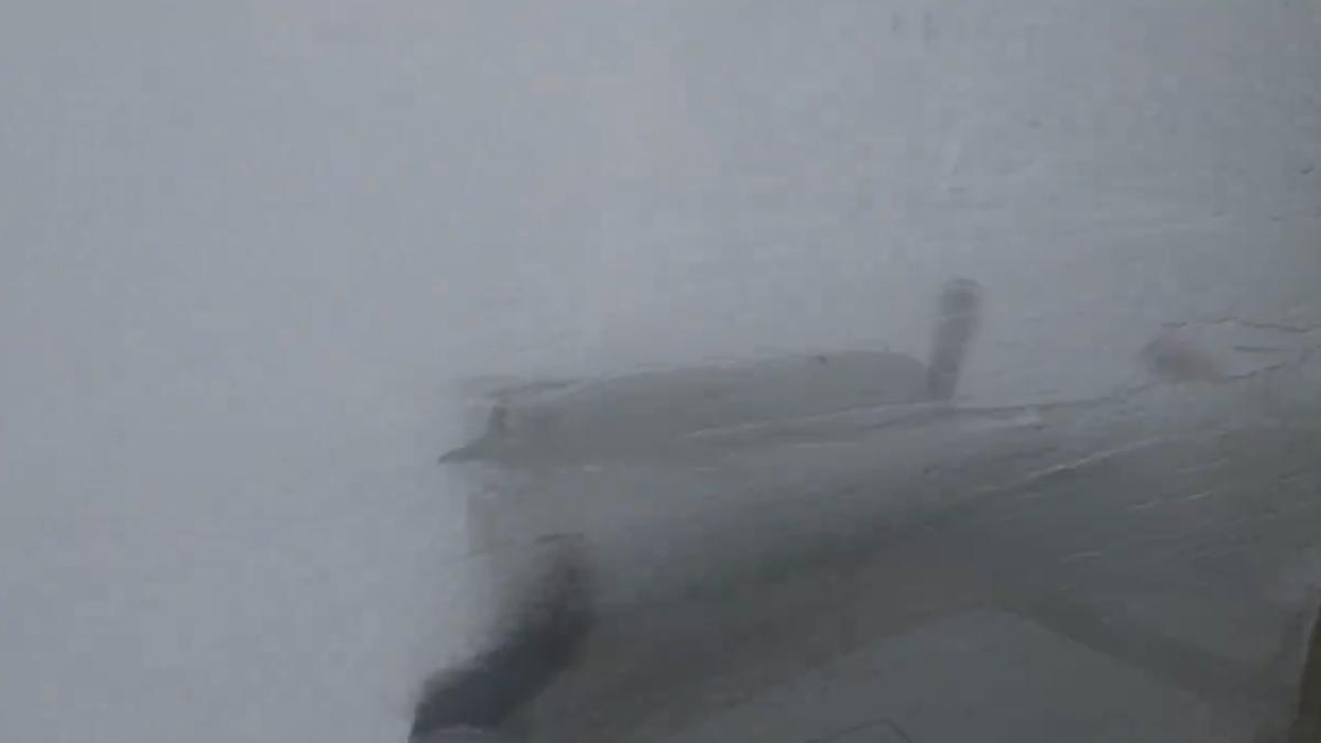 美軍氣象偵察機飛入密爾頓颶風內部,遭遇強大風雨襲擊,機身晃動非常厲害。(圖/翻攝自@NOAA_HurrHunter)