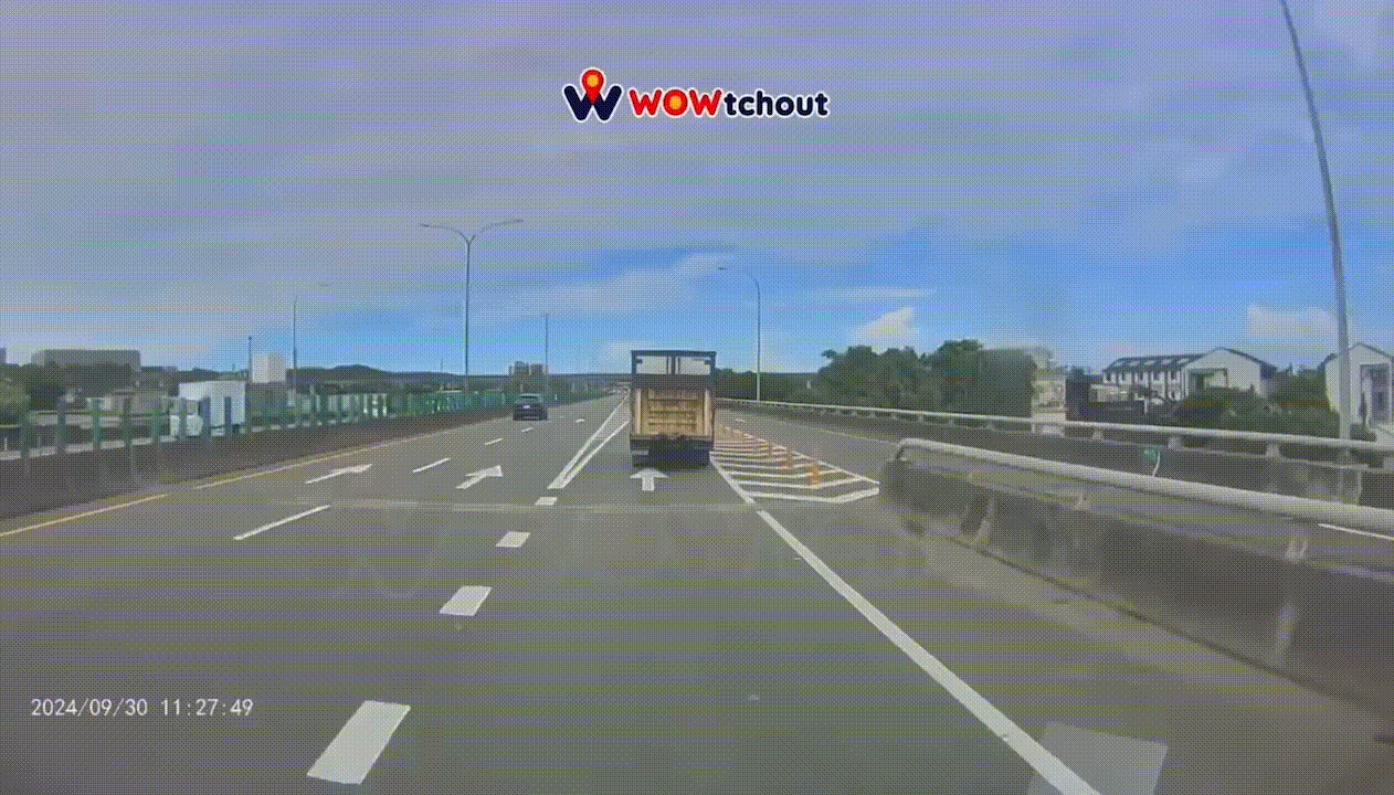 聯結車後方鋼材突掉落路中。（圖／翻攝自WoWtchout - 地圖型行車影像分享平台）