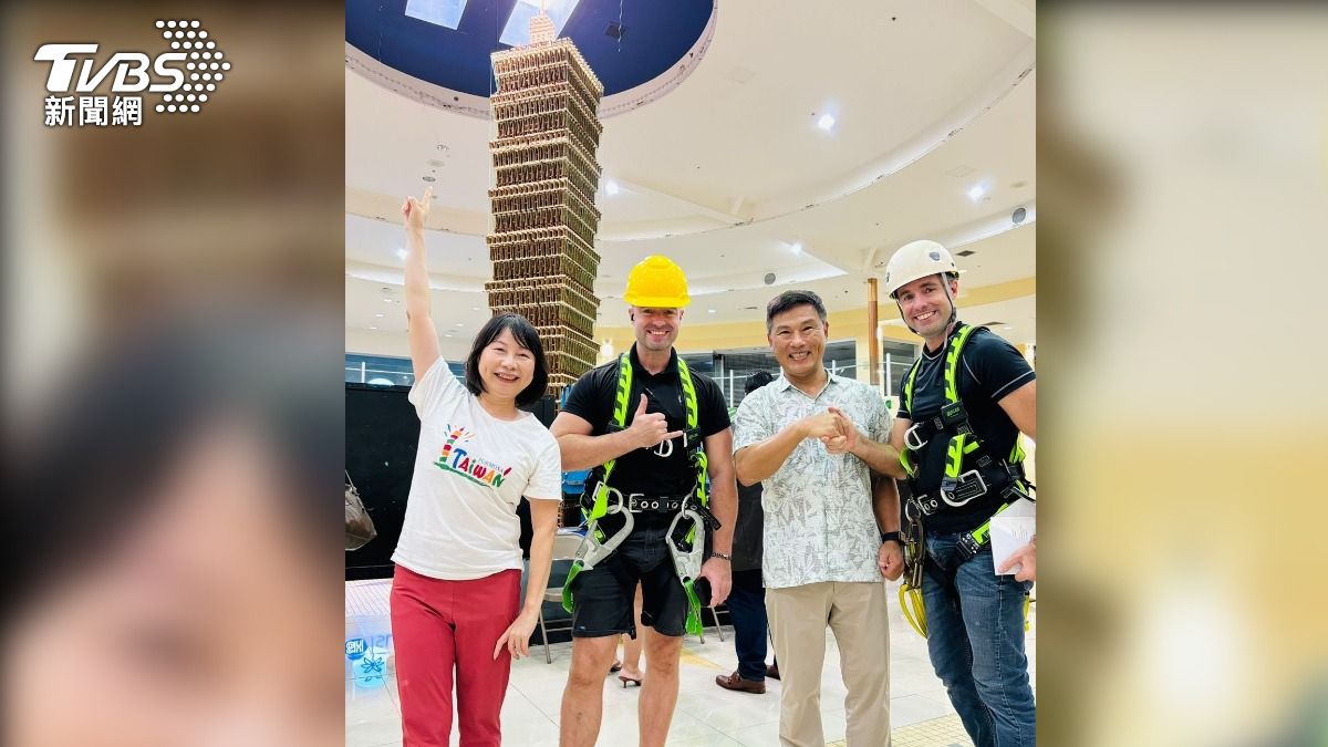 「世界最大及最高玩具積木結構」金氏世界紀錄保持人Brandon Aydlett (右一)、Landon Aydlett (左二)、駐關島台北經濟文化辦事處劉嘉平處長 （右二）、「台灣人在關島」臉書社團創辦人暨僑務顧問楊媜亦。(圖／TVBS)