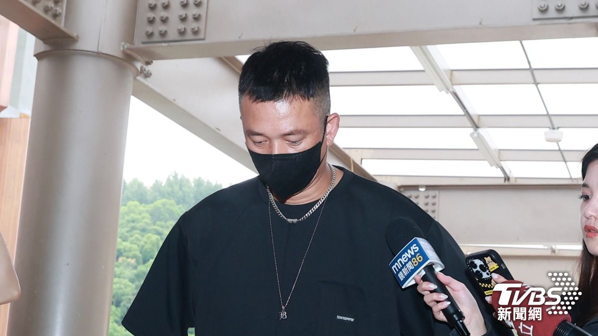 阿Ben現身汪建民靈堂弔信,講到一半哽咽。(圖/黃城碩攝)