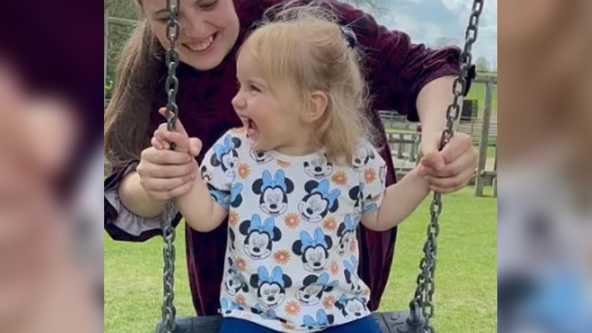 英狠母允男友虐死2歲女兒!「屍體藏嬰兒車」推出去遊3天後棄屍
