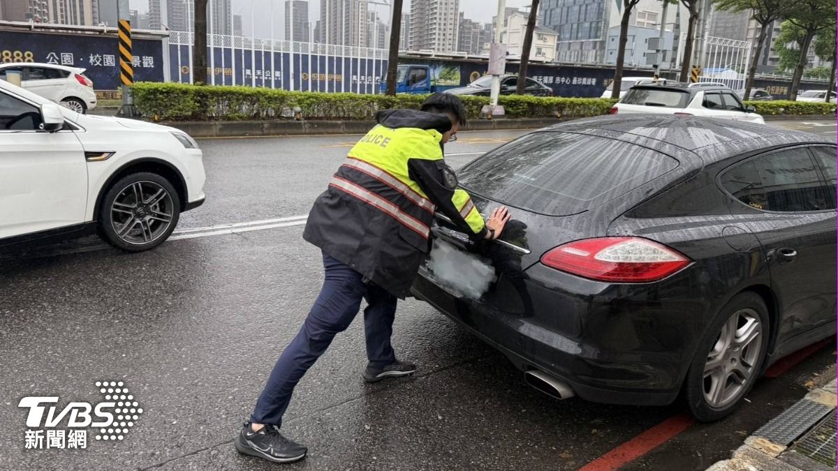 糗大了!600萬保時捷下交流道突「刁車」 2暖警雨中推車解圍