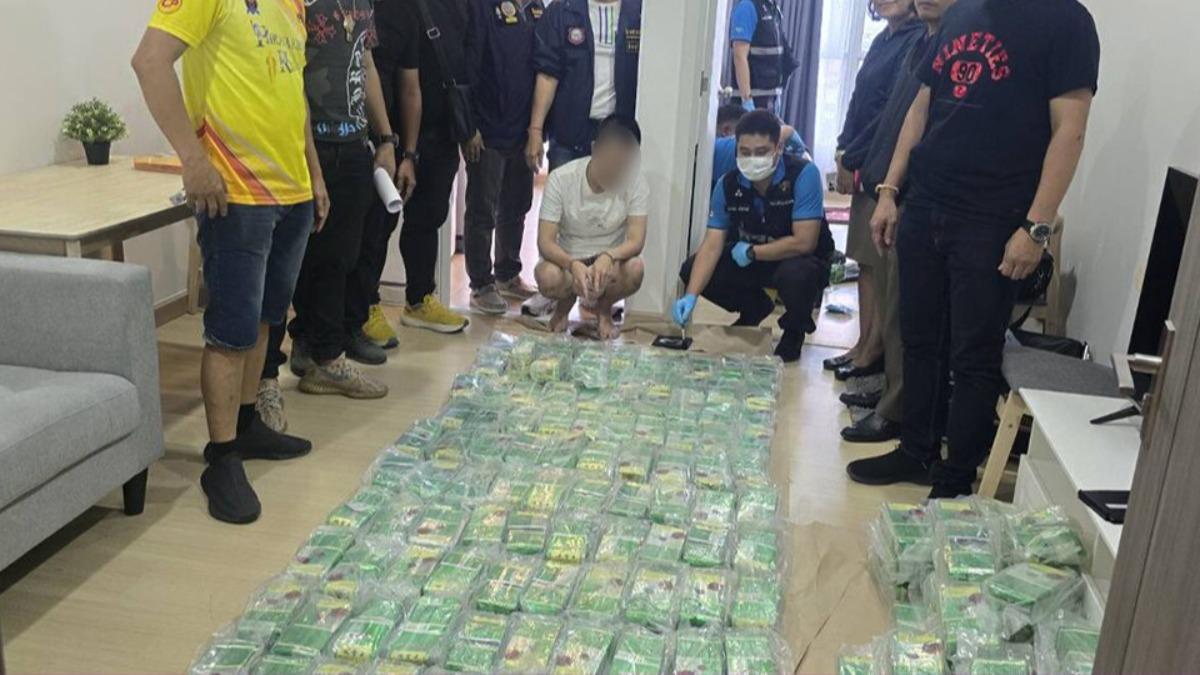 泰國警方查獲重達277公斤的K他命、18公斤的快樂水和8.7公斤的K他命粉末。（圖／翻攝自Khaosod）