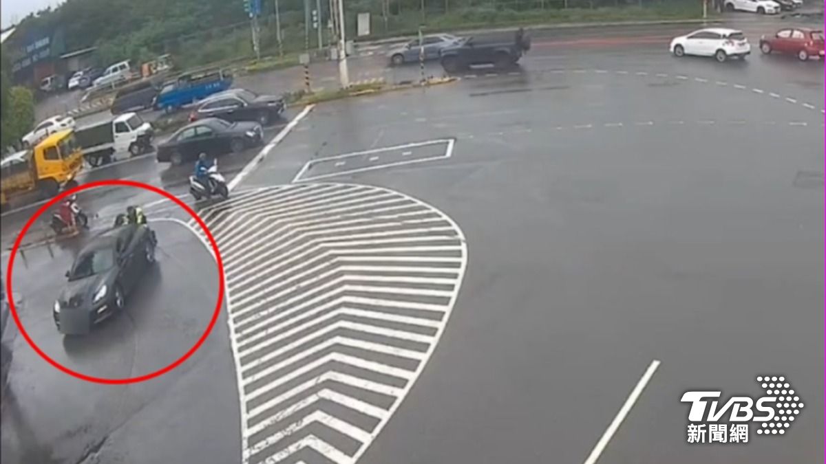2名員警合力推車。(圖/TVBS)