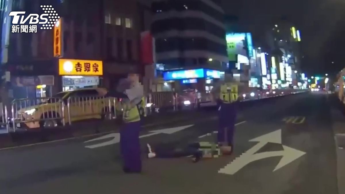 艋舺公園驚見「垃圾堆積」!66歲男辱罵駐衛警 遭壓制耍賴躺地