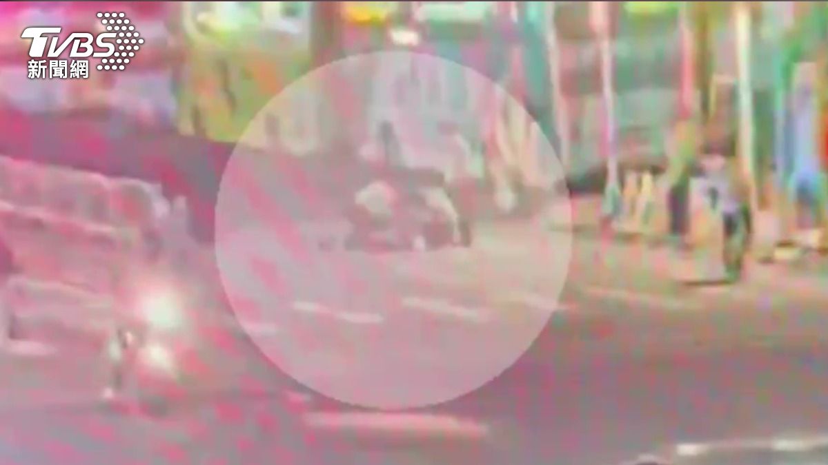 男子因垃圾問題遭艋舺公園駐衛警壓制。（圖／TVBS）