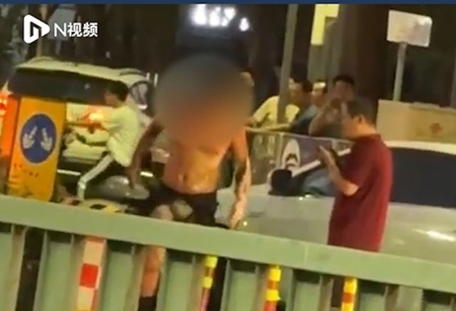 騎士遭拋飛在路上翻滾，所幸最後生命無虞。（圖／翻攝自微博）