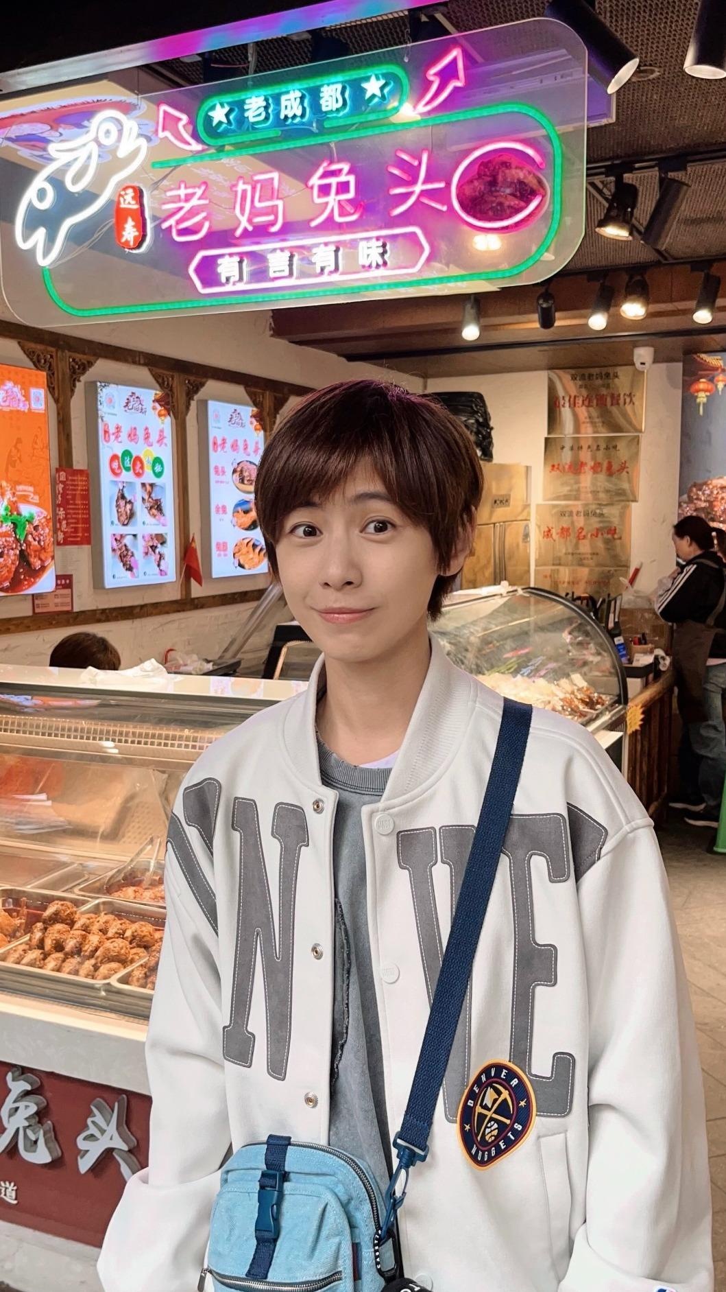 小魏路過兔頭料理店,不敢嘗試的她只能拍著紀錄。(圖/相映國際提供)