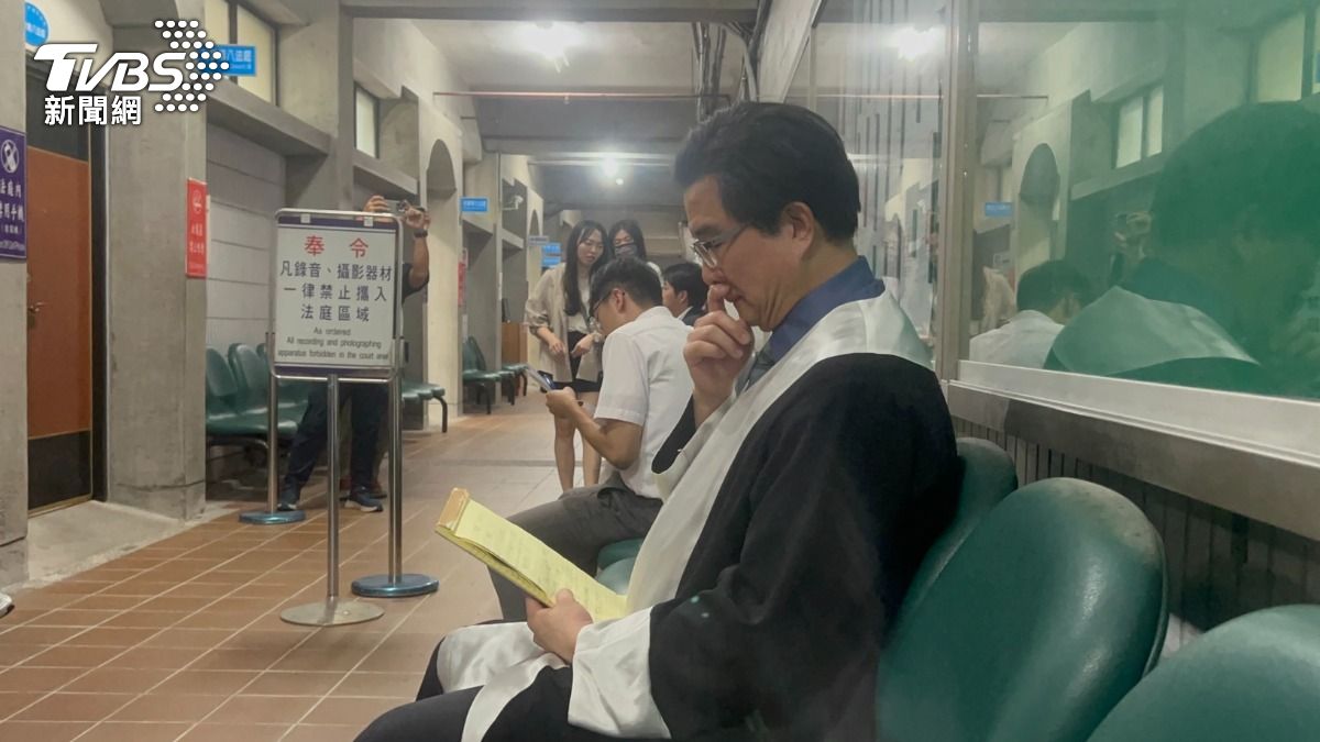 林明佐委任律師宋重和。(圖/林冠丞攝)
