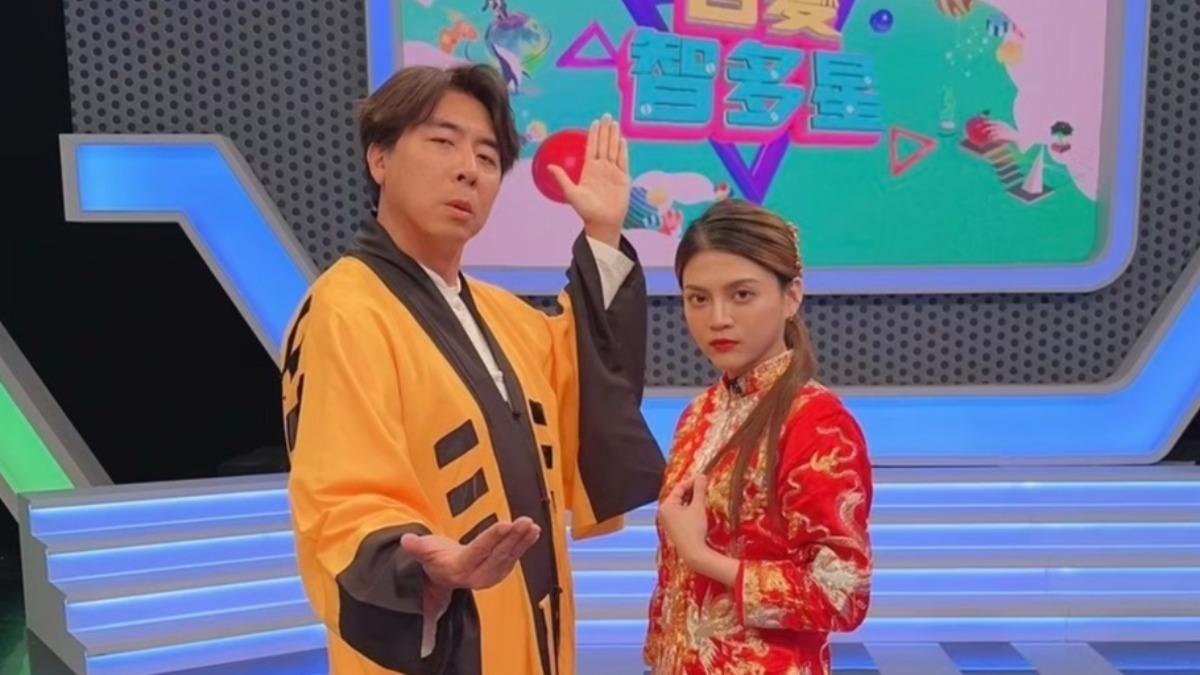 葉欣眉(右)自嘲常被說「鬼月不要出來嚇人」,結果隔週真的扮演鬼新娘。(圖/年代提供)