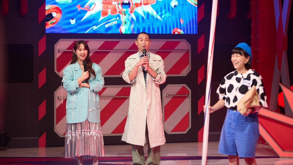 主持人吳姍儒(左)和浩子(中)。(圖/公視台語台提供).