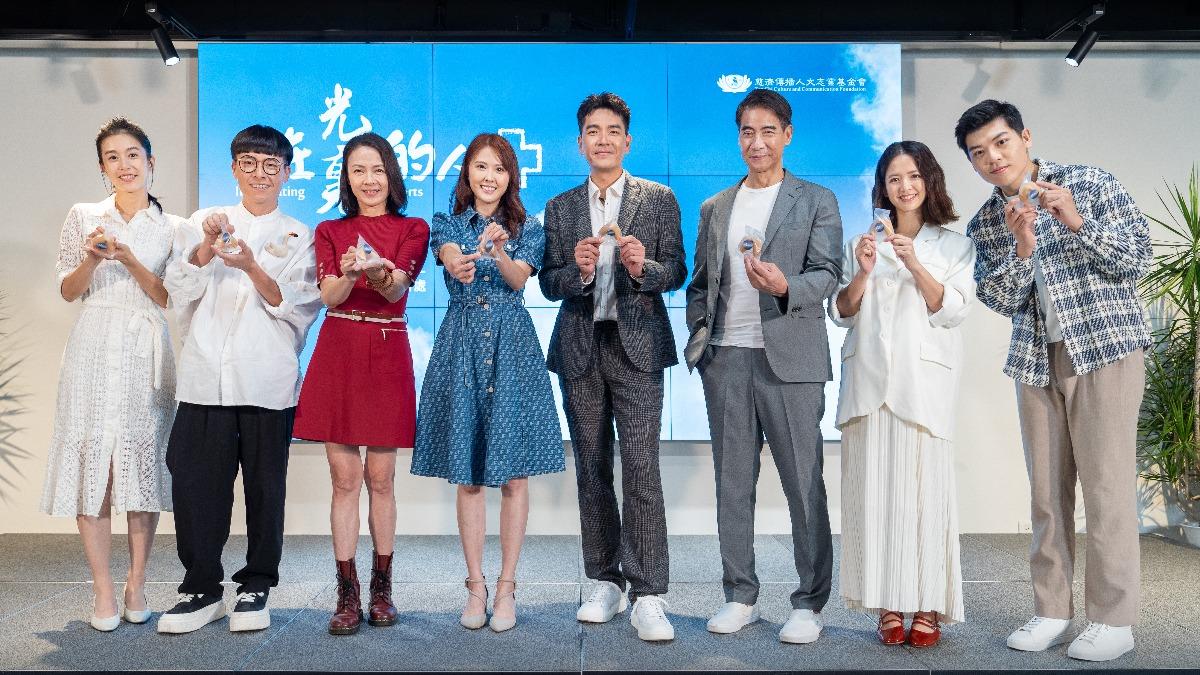 廖曉彤（左起）、游小白、柯淑勤、張晏塵、王傳一、翁家明、臧芮萱、蔡天嘉合照。（圖／大愛提供）